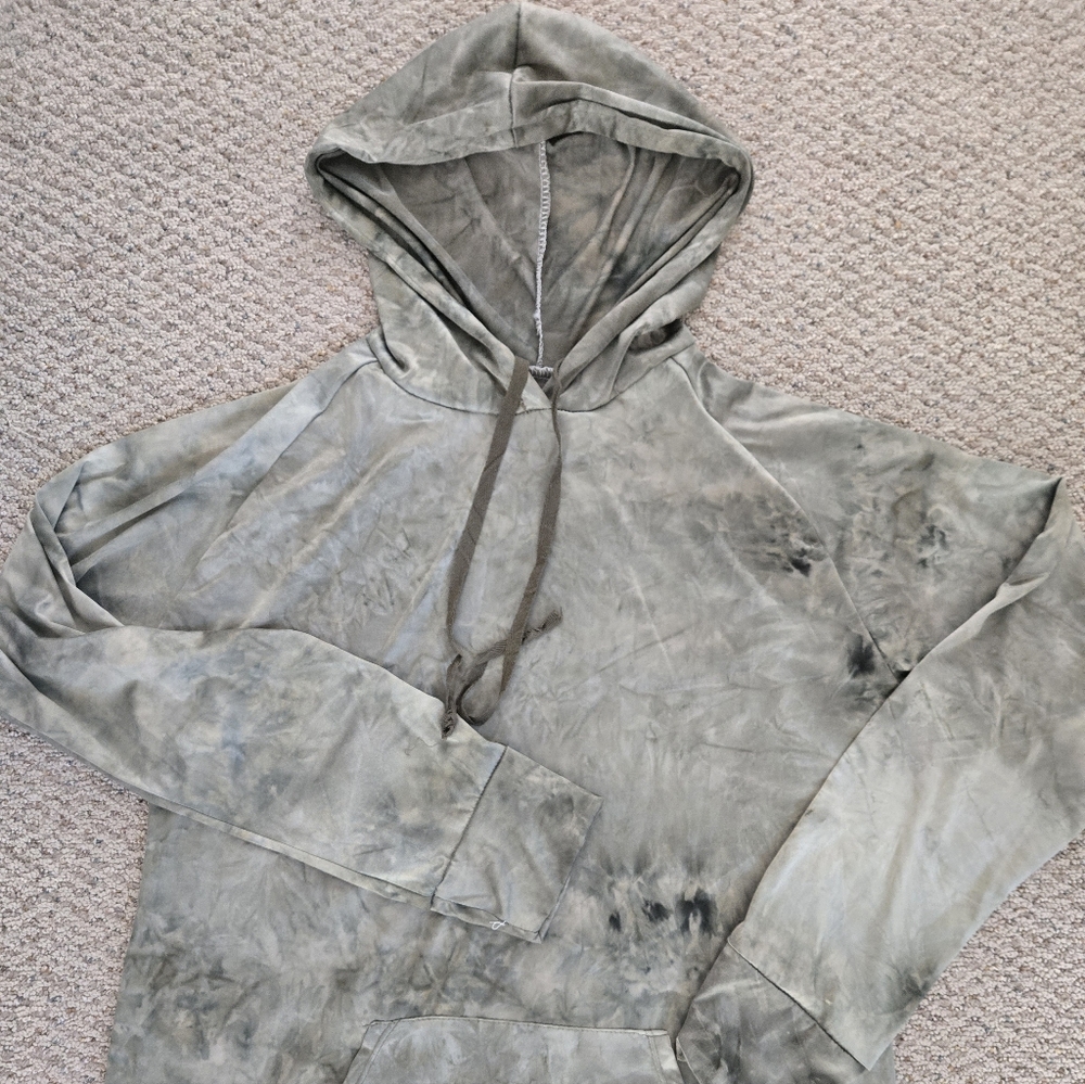 Grey/green dye die hooded long sleeve